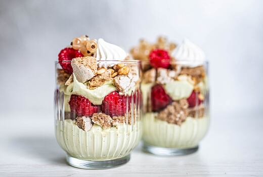 Pistáciový bezé dezert s malinami