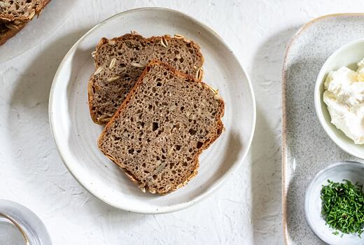 Kváskový žitno-špaldový chléb se semínky