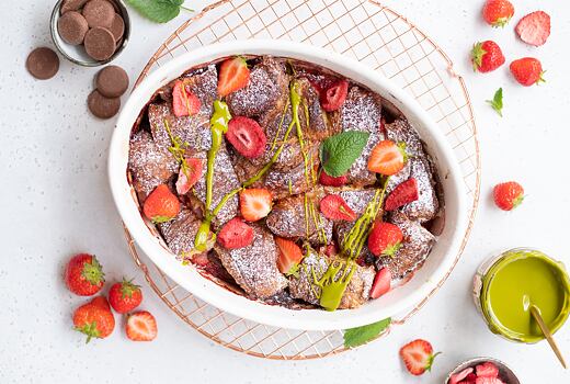 Croissant bread puding s jahodami a nugátovou čokoládou