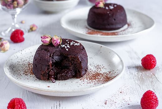 Lava Cake s čokoládou a malinami