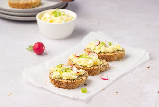 Bezlepkový semínkový chléb s vajíčkovou pomazánkou