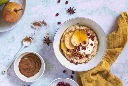 Perníčková ovesná kaše s pečenými hruškami