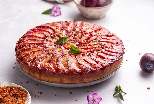 Obrácený švestkový koláč s ořechy