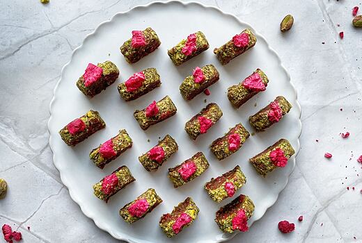 Malinovo-pistáciové řezy