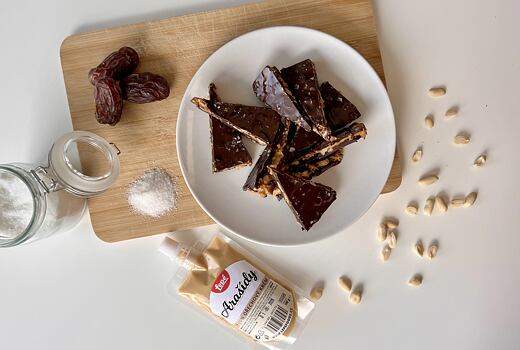 Snickerska z datlí, arašídů a hořké čokolády – zdravě a jednoduše