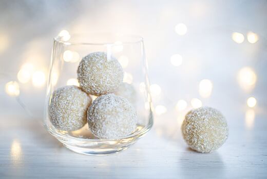 Andělské kokosové kuličky s rumem i vaječným koňakem