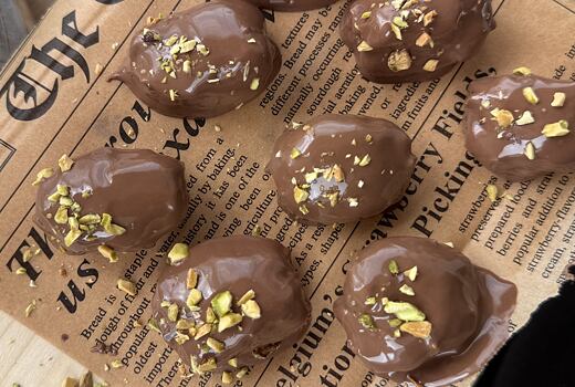 Dubajské datle v čokoláde s pistáciovým maslom