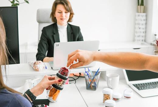 Jak svačit v kanceláři, aby měl mozek maximum energie?