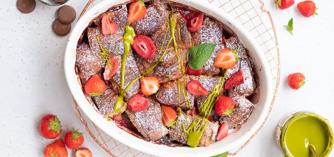 Croissant bread puding s jahodami a nugátovou čokoládou