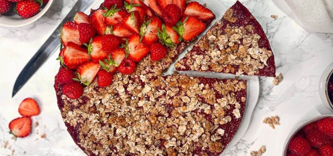 Veganský jahodový koláč s drobenkou