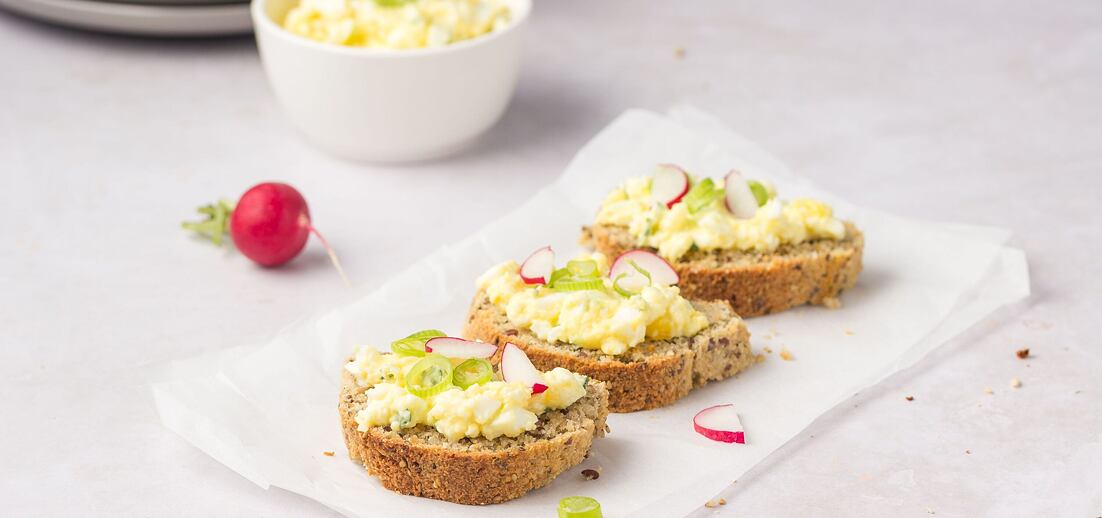 Bezlepkový semínkový chléb s vajíčkovou pomazánkou