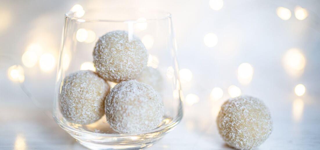 Andělské kokosové kuličky s rumem i vaječným koňakem