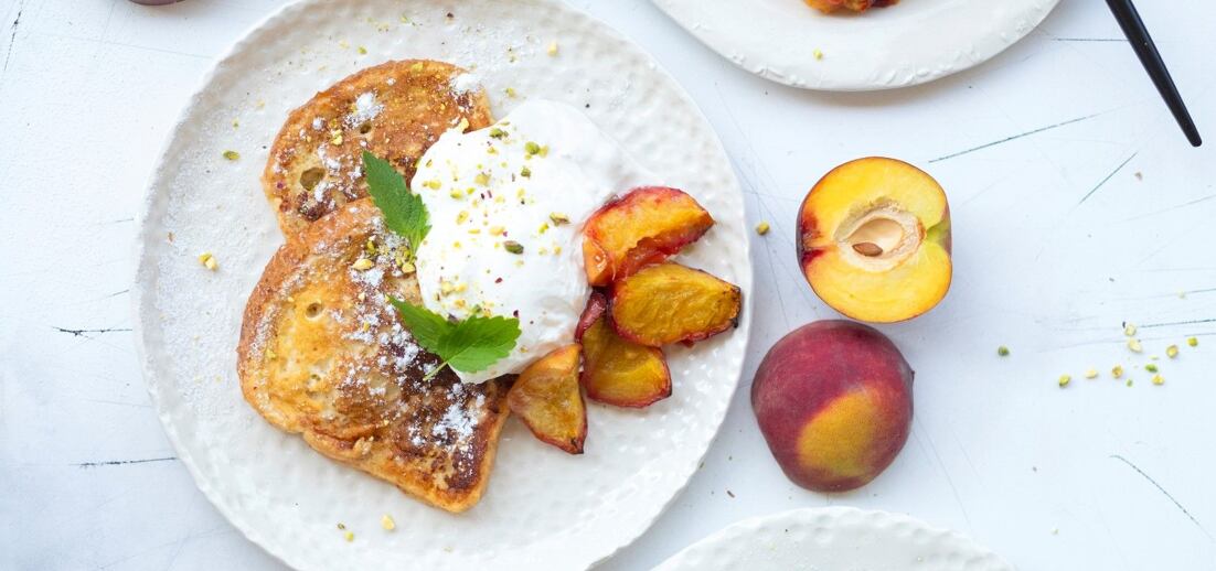 Francúzsky toast s pečenými broskyňami a vanilkovým krémom