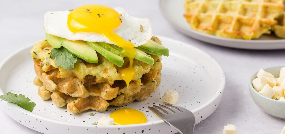 Křupavé bramborové vafle s avokádem a vejcem