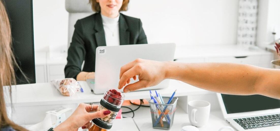 Jak svačit v kanceláři, aby měl mozek maximum energie?