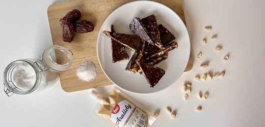Snickerska z datlí, arašídů a hořké čokolády – zdravě a jednoduše