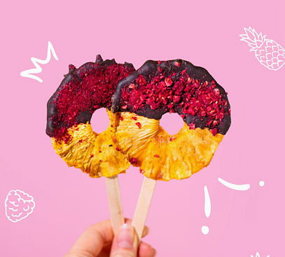 Ananasové lízátko v čokoládě s malinami