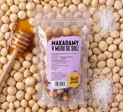 Makadamy v medu se solí