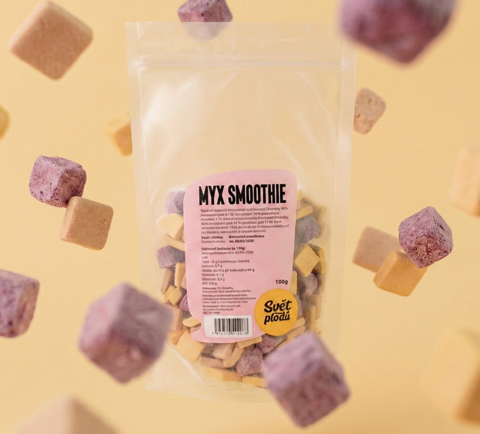 Balení sušených kostiček ovoce s nápisem MYX SMOOTHIE určené na přípravu smoothie, kolem balení levitují fialové a oranžové kostky.