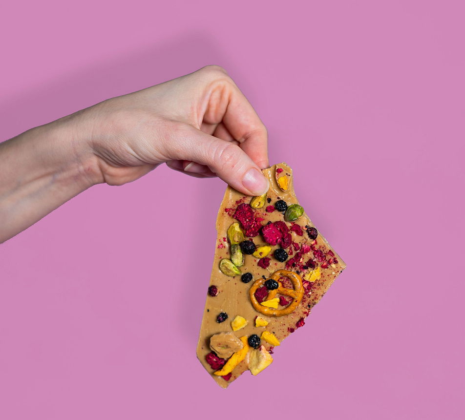 Lámaná čokoláda Karamel & preclík detail