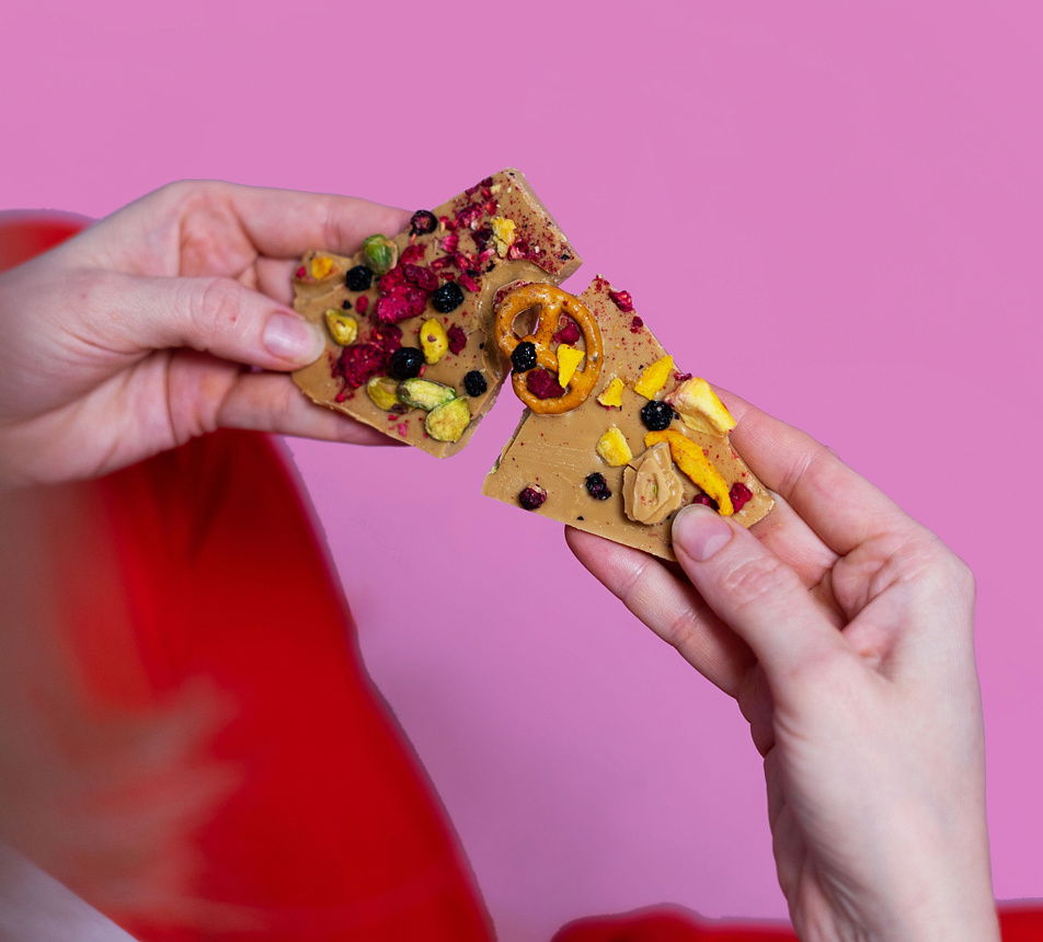 Lámaná čokoláda Karamel & preclík lifestyle