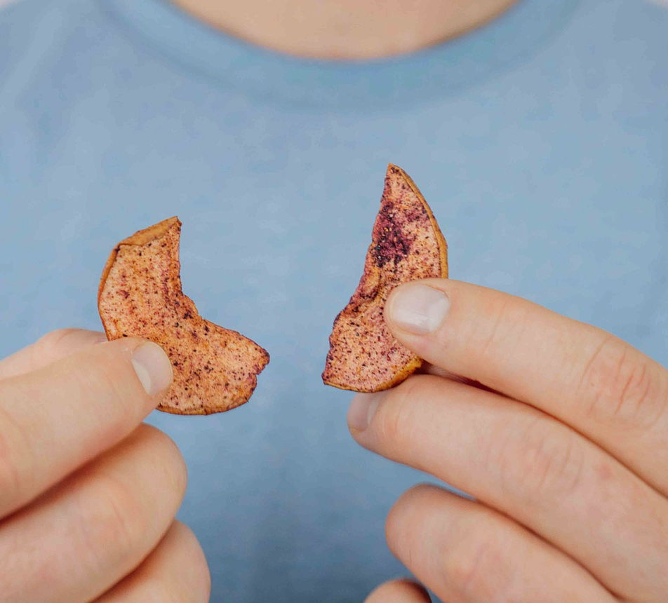 Jablečné borůvkové chipsy