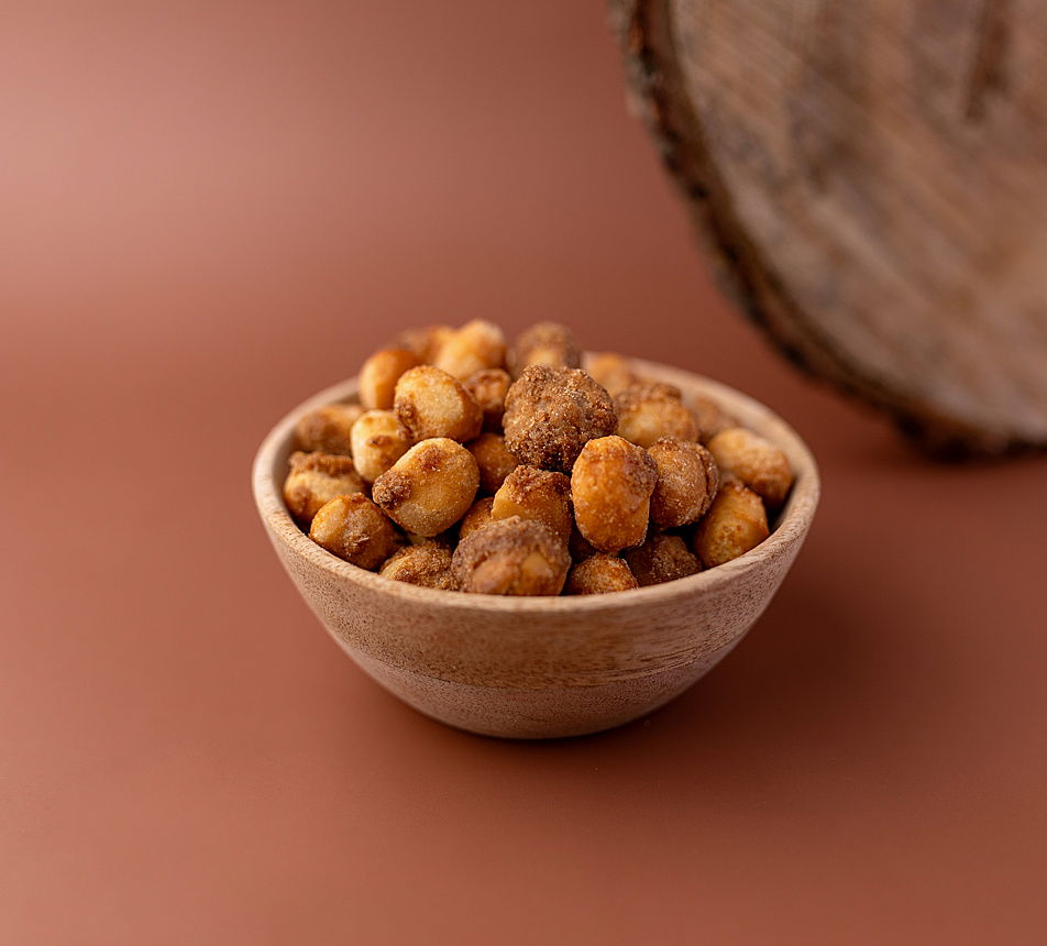 Makadamy v medu se solí