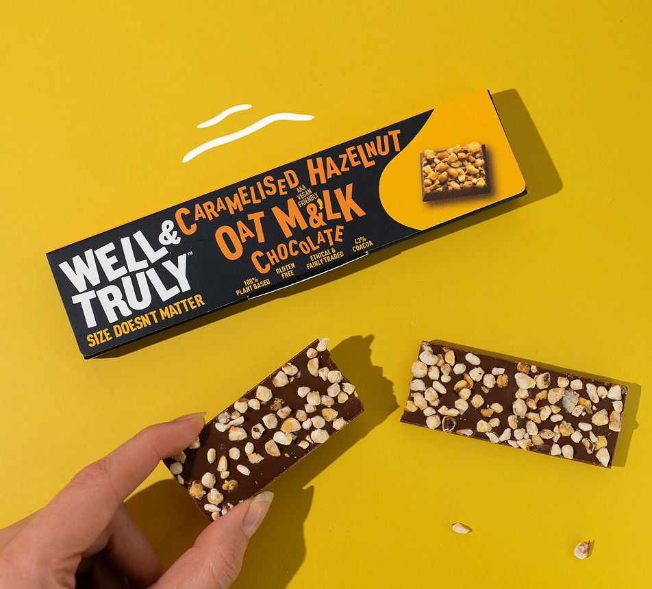 Well & Truly Čokoláda z ovesného mléka s karamelizovanými oříšky